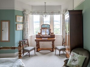 8 bedrooms, WiFi, bed sheets