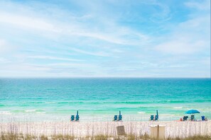 Plage, chaises longues
