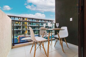 Apartment | Outdoor dining - Mana Beach Experience C108 por Carpediem (Ipojuca)