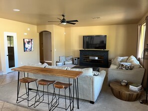 Smart TV, chimenea, videojuegos y libros 