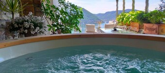 Luxury Convent-Finnish Wooden Jacuzzi/LakeViews/AC