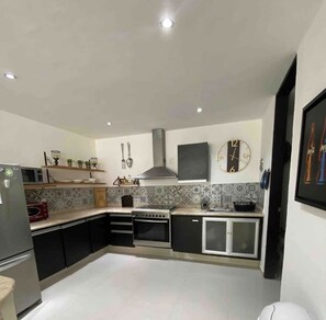 Microondas, horno, tostadora y comedor