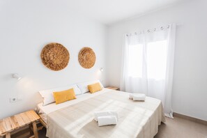 2 bedrooms, iron/ironing board, internet, bed sheets