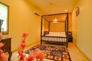 Luxury Double Room, 1 Bedroom | Living area | LED TV
