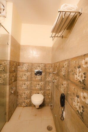 Deluxe Double Room, 1 Bedroom | Bathroom | Shower, towels