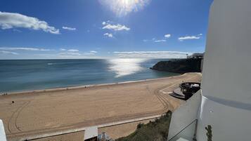 Plage, chaises longues, serviettes de plage