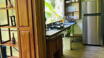 Réfrigérateur, micro-ondes, grille-pain