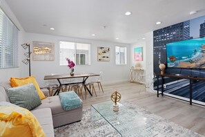 Smart TV, streaming services - ★ DTLA'S CLOSE TO USC, PRIME 4B4B HOME★ (Los Angeles)
