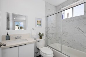 Secadora de cabello, toallas, shampoo, papel de baño