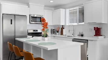 雪櫃、微波爐、焗爐、爐具