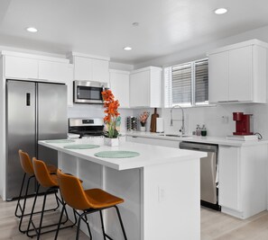 Geladeira, micro-ondas, fogão, cooktop