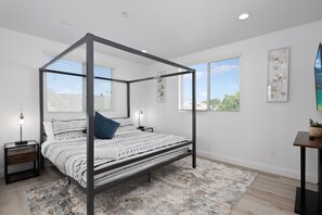 4 bedrooms, iron/ironing board, travel crib, free WiFi - ★ DTLA'S CLOSE TO USC, PRIME 4B4B HOME★ (Los Angeles)