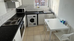 Full-size fridge, microwave, oven, stovetop - Victoria Park rooms (London)