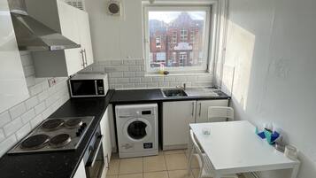 Full-size fridge, microwave, oven, stovetop