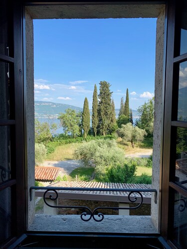 Cervano Elisa: super panoramic with fireplace on garda hills 