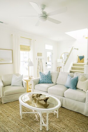 Smart TV, libros y monitor de computadora 