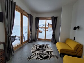 Televisie, een tafeltennistafel en boeken