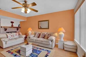 TV, fireplace - Comfortable Townhome with Pool! (Tampa)