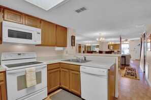 Fridge, microwave, oven, stovetop - Comfortable Townhome with Pool! (Tampa)