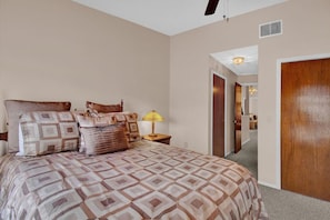 2 bedrooms, iron/ironing board, travel cot, WiFi - Comfortable Townhome with Pool! (Tampa)