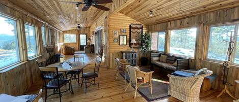 Una Smart TV, una chimenea