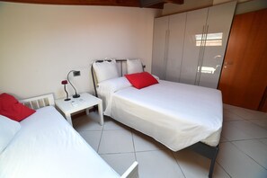1 habitación, tabla de planchar con plancha, wifi gratis y ropa de cama 