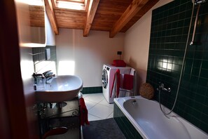 Sèche-cheveux, bidet, serviettes fournies, papier toilette