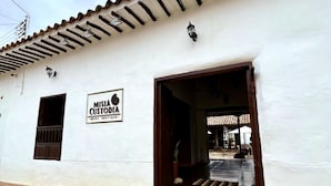 Ein weißes Gebäude mit der Aufschrift "Misià Customia Hotel Boutique".