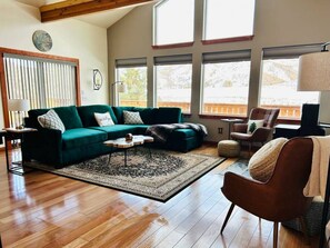 Smart TV, chimenea, libros y oficina 