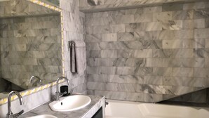 A bathroom with two sinks, a mirror, and a bathtub. - 500 m from Roland Garros stadium, apartment with terrace (6-8 people) (Boulogne-Billancourt)