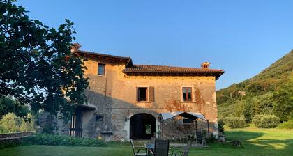 Cervano Ecli: apartment for 5 with original fireplaces from 1886