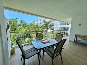 Costa Veleros 42 | Living area | 50-inch plasma TV with digital channels, TV - Costa Veleros Apartments (Mazatlán)