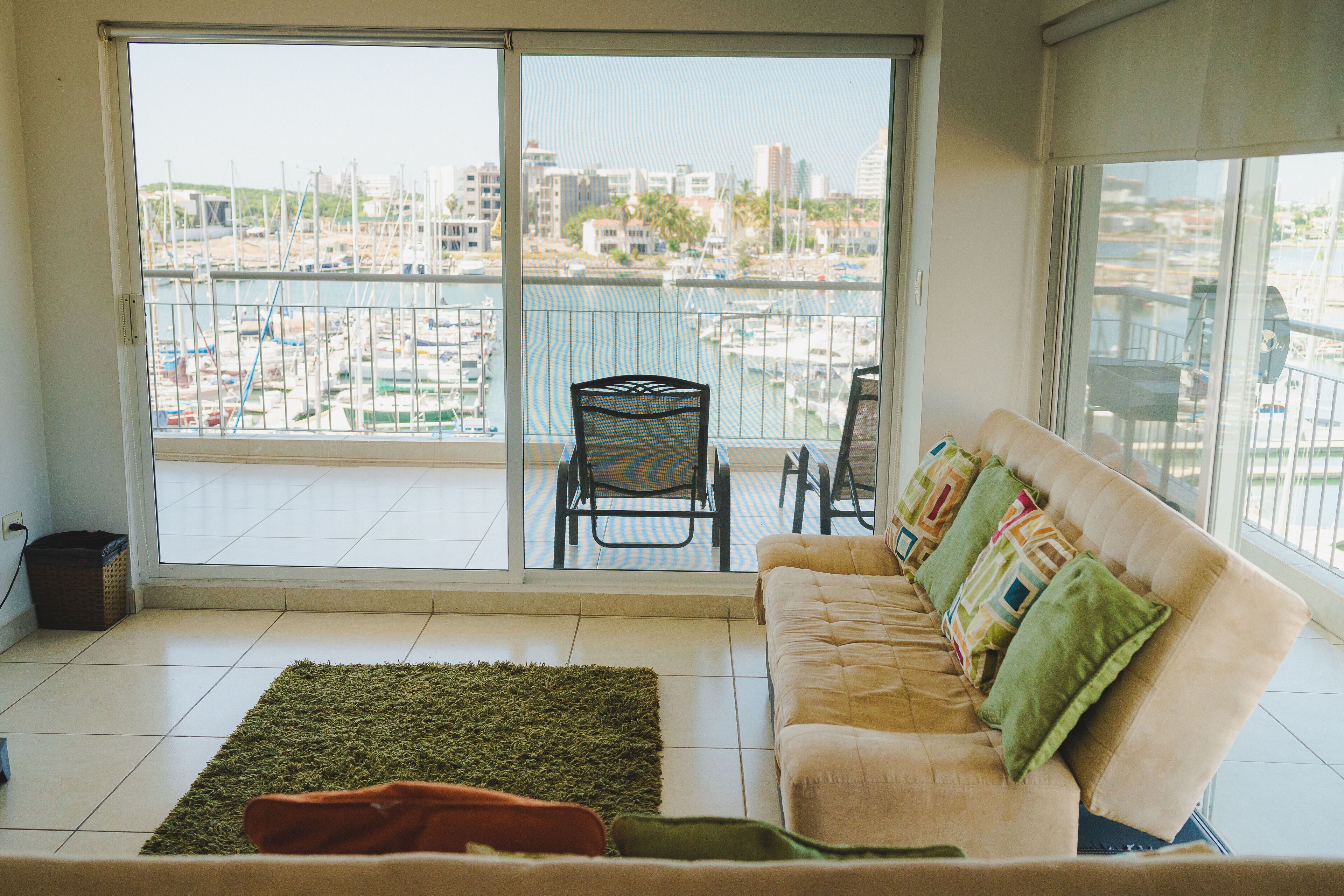 Costa Veleros 307 | Área de sala de estar | Televisión de plasma de 50 pulgadas con canales digitales y televisión 