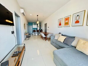 Departamento Confort | Área de sala de estar | Televisión de plasma de 50 pulgadas con canales digitales y televisión 