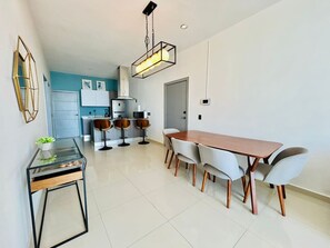 Departamento Confort | Cocina privada | Refrigerador con congelador, microondas y licuadora 