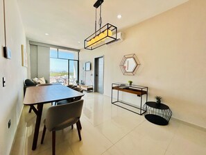 Appartement Confort | Coin séjour | Télévision à écran plasma de 50 pouces avec chaînes numériques