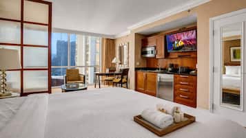 Escritorio, tabla de planchar con plancha, wifi gratis y ropa de cama