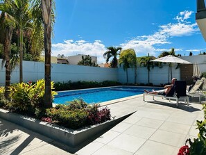 Utendørsbasseng og bassengparasoller