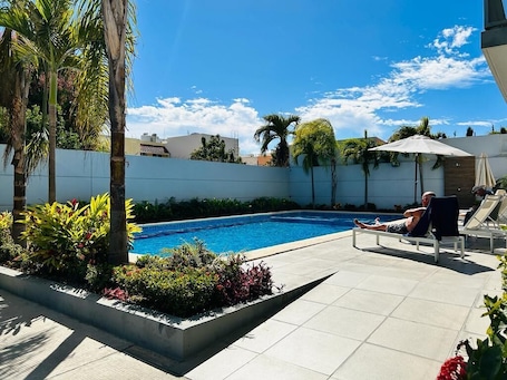 Piscina externa, guarda-sóis