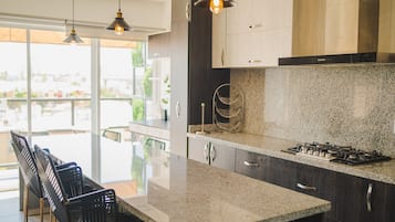 mareta 411 torre venta | Eigene Küche | Großer Kühlschrank, Mikrowelle, Mixer, Kochgeschirr/Geschirr/Besteck