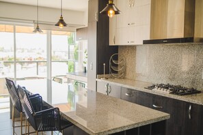 mareta 411 torre venta | Cocina privada | Frigorífico grande, microondas, licuadora y utensilios de cocina