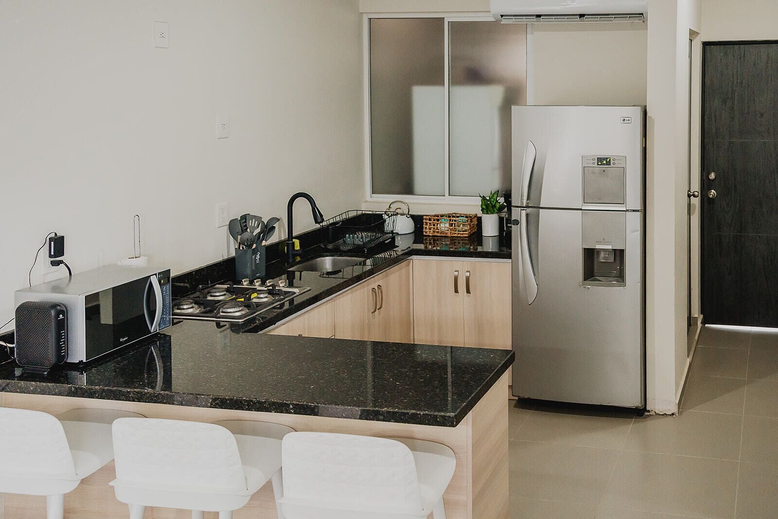 Refrigerador con freezer, microondas, licuadora, utensilios de cocina