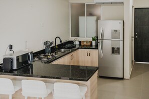 mareta 105 torre aqua | Eget kjøkken | Kjøleskap, mikrobølgeovn, hurtigmikser og kjøkkenutstyr