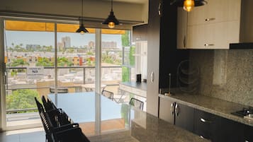 mareta 411 torre venta | Eigene Küche | Großer Kühlschrank, Mikrowelle, Mixer, Kochgeschirr/Geschirr/Besteck