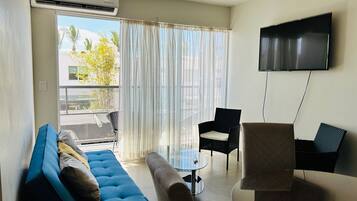 Familienapartment | Wohnbereich | 50-Zoll-Plasmafernseher mit Digitalempfang, Fernseher