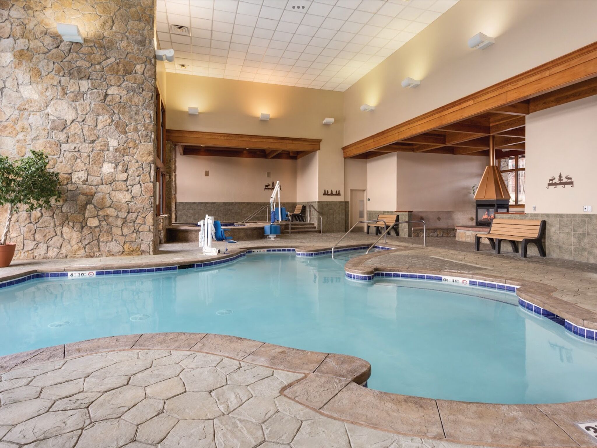 Innendørsbasseng og utendørsbasseng