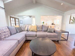 Smart TV, ping pong - Lakefront Keowee with Private Dock and Huge Patio! Kayaks, Grill+ Outdoor TV (Seneca)