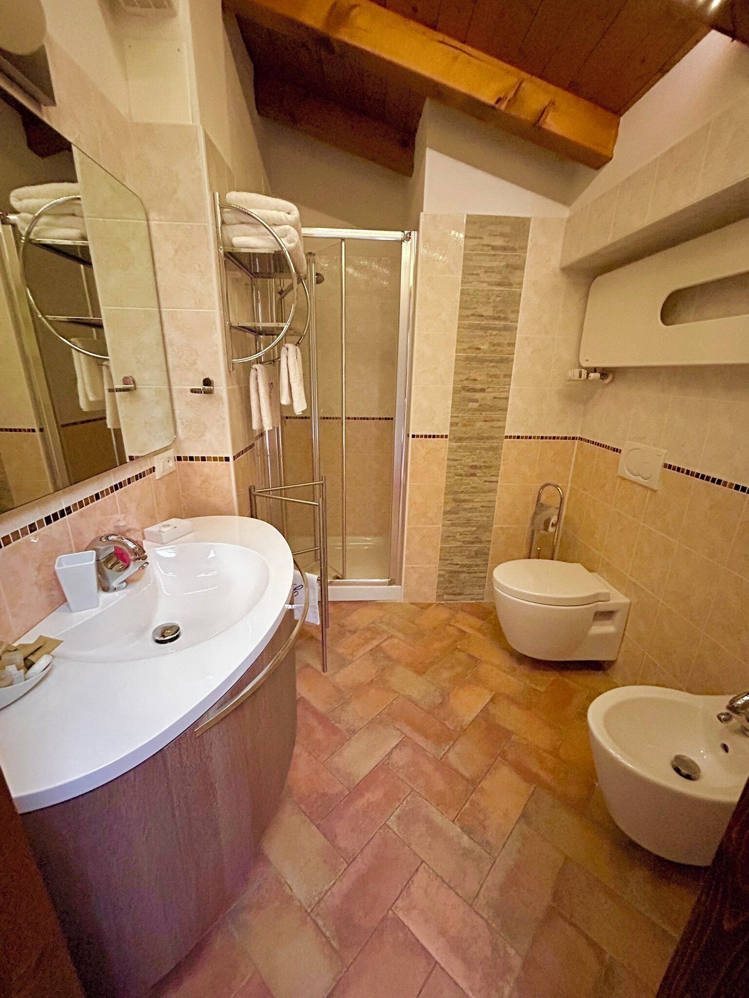 Een douche, een haardroger, een bidet, handdoeken