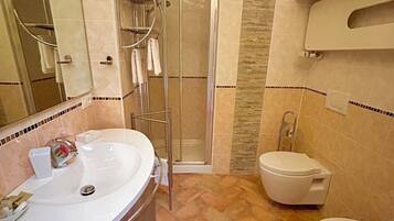 Een douche, een haardroger, een bidet, handdoeken