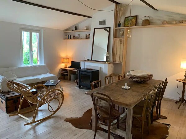 TV, books - Nouveau Maison de Vacances Proche lac et Océan (Naujac-sur-Mer)